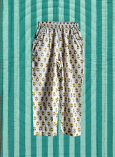 Cargar imagen en el visor de la galería, PANTALÓN JACQUELINE FLOWERS MUSTARD & GREEN