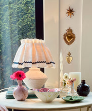 Load image into Gallery viewer, FUNDA PANTALLA OFF WHITE CON ZIG ZAG