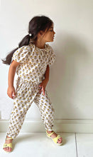 Cargar imagen en el visor de la galería, PANTALÓN JACQUELINE FLOWERS MUSTARD & GREEN