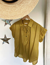 Load image into Gallery viewer, Blusa Jimena curry / coral