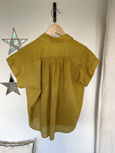 Load image into Gallery viewer, Blusa Jimena curry / coral