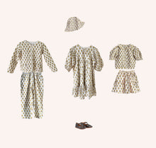 Cargar imagen en el visor de la galería, PANTALÓN JACQUELINE FLOWERS MUSTARD & GREEN