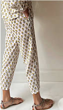 Cargar imagen en el visor de la galería, PANTALÓN LEANDRA FLOWER MUSTARD & GREEN