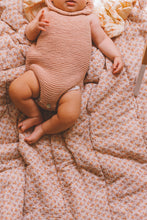 Load image into Gallery viewer, EDREDÓN QUILT MINICUNA FLOR JOSEPHINE