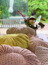 Load image into Gallery viewer, FUNDA COJÍN REDONDA FLOR JOSEPHINE