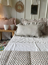 Load image into Gallery viewer, FUNDA COJÍN RECTANGULAR RAYA GINEBRA AZUL