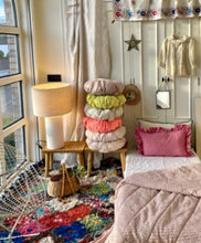 Load image into Gallery viewer, FUNDA COJÍN REDONDA FLOR JOSEPHINE