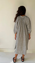 Load image into Gallery viewer, Vestido Emilia raya negra khadi
